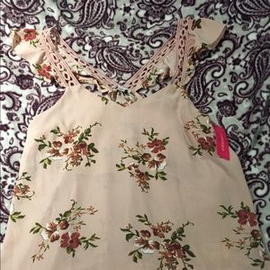 Nwt Xhilaration ❤️ flower top